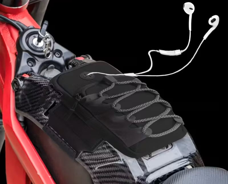Motociklo viršutinis dėklas su audio jungtimi