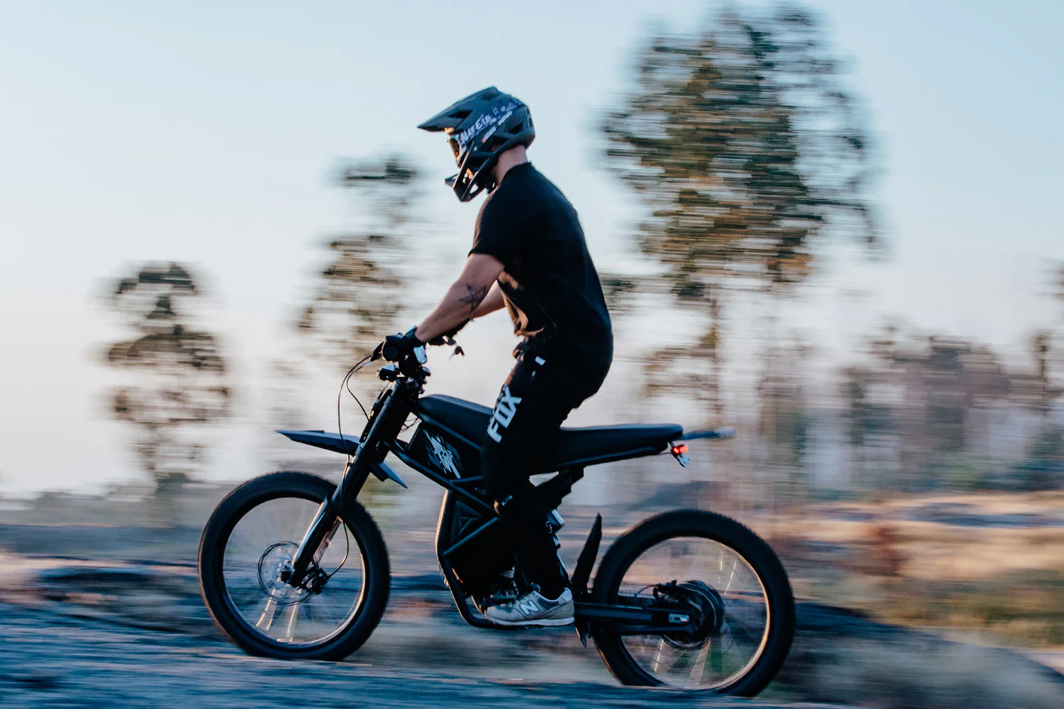 Įkelti vaizdo įrašą „Emotofka.lt startuoja – netrukus prasidės elektrinių motociklų pardavimai.“