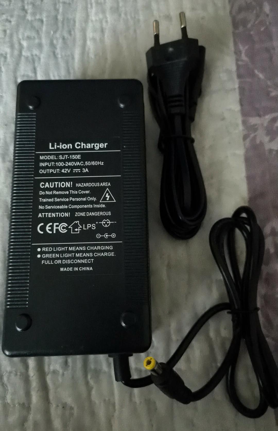 42V 3A Li-ion įkroviklis elektriniam paspirtukui ir dviračiui (36V baterijoms)